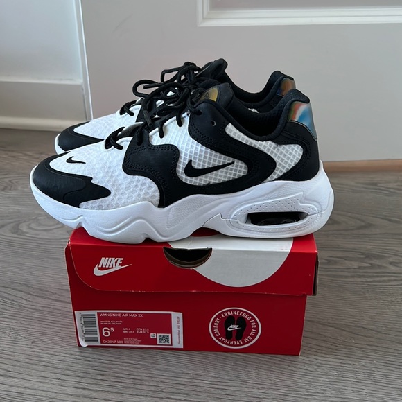 Nike Shoes - Blk & wht NIKE air max 2X
